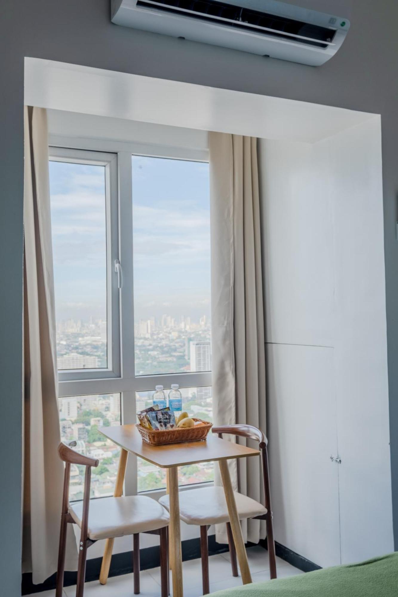 Elegant In Qc 100mbps Internet Speed Free Gym & Pool Access