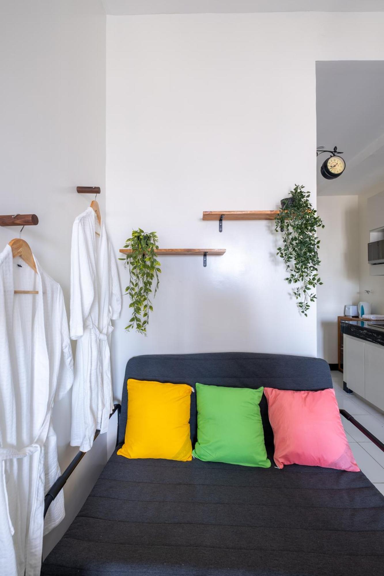 Elegant In Qc 100mbps Internet Speed Free Gym & Pool Access Apartment Manila