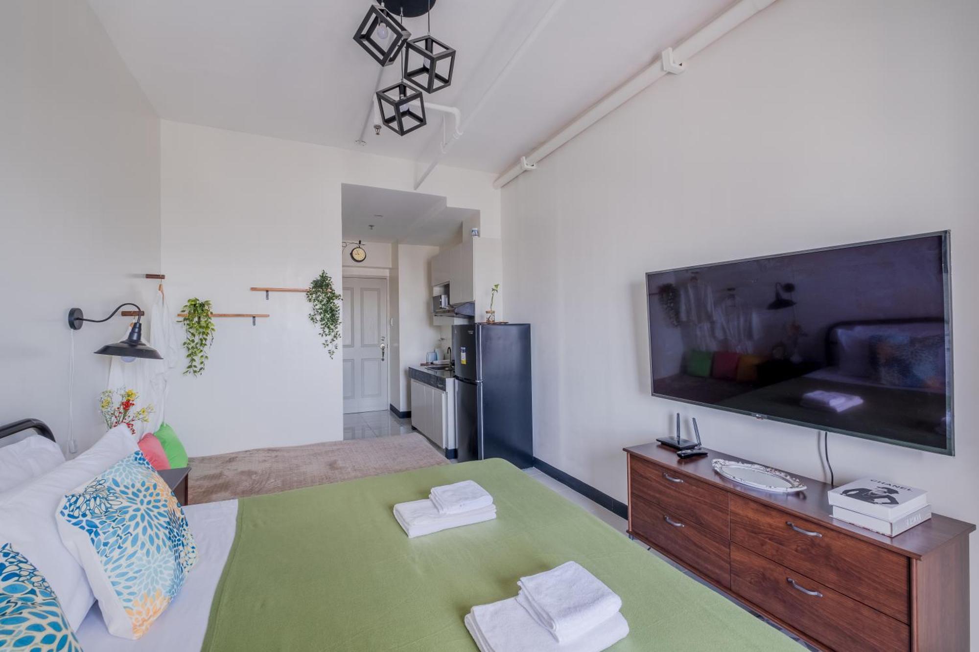 Elegant In Qc 100mbps Internet Speed Free Gym & Pool Access