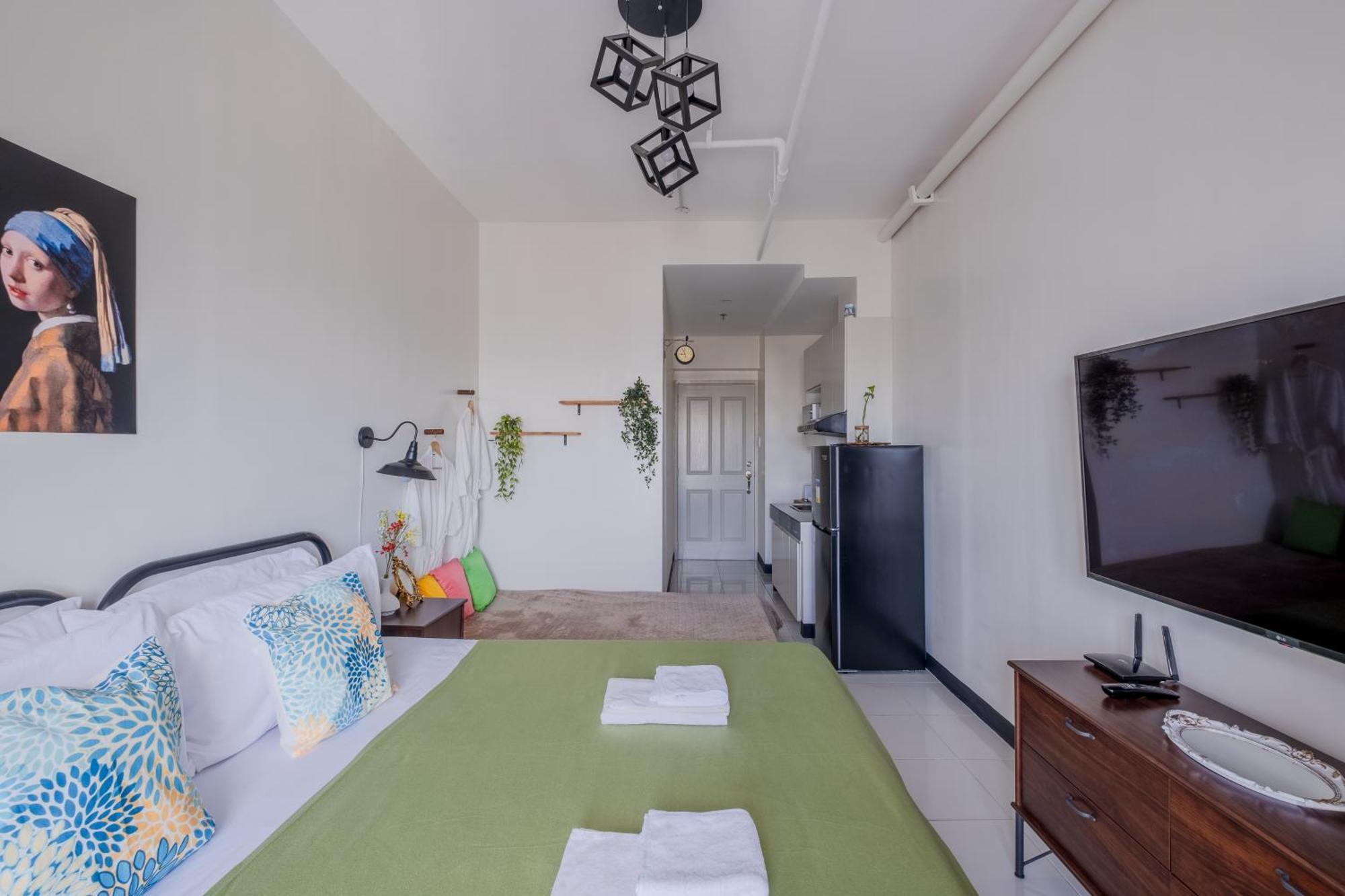 Elegant In Qc 100mbps Internet Speed Free Gym & Pool Access Apartment