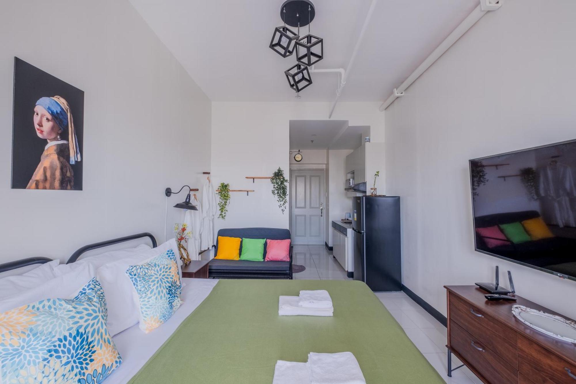 Elegant In Qc 100mbps Internet Speed Free Gym & Pool Access Apartment *