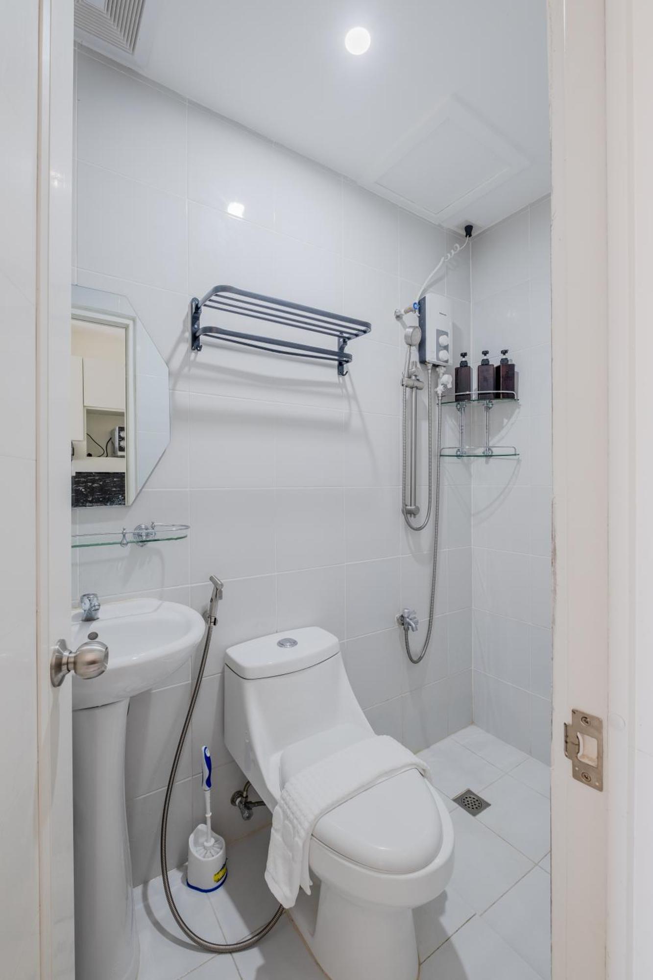 Apartment Elegant In Qc 100mbps Internet Speed Free Gym & Pool Access Manila