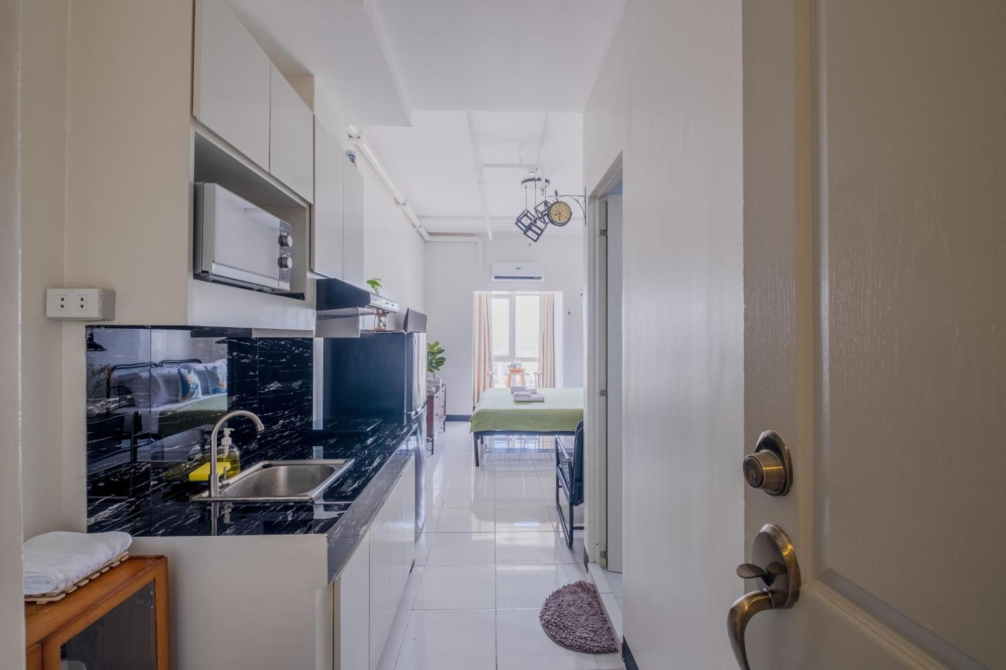 Elegant In Qc 100mbps Internet Speed Free Gym & Pool Access *