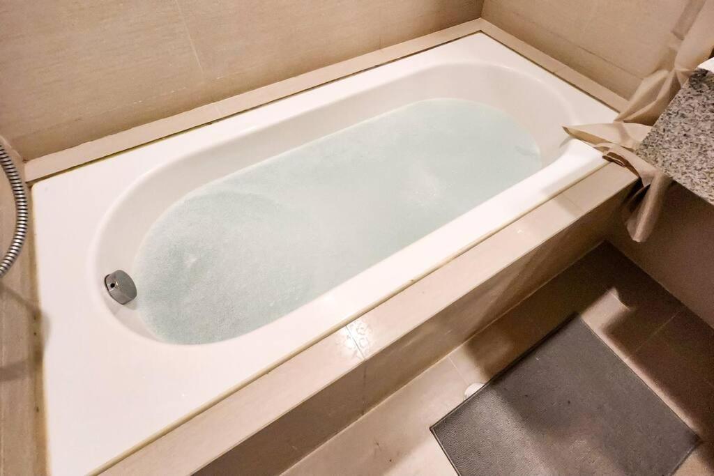 Spacious Executive 3br With Ps4 & Bathtub In Bgc