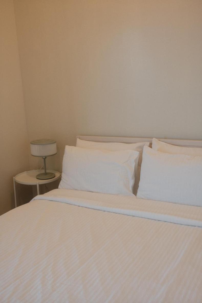 Uptown Suites-aesthetic Chic 2 Bedroom In Uptown Parksuites Bgc Apartment Manila