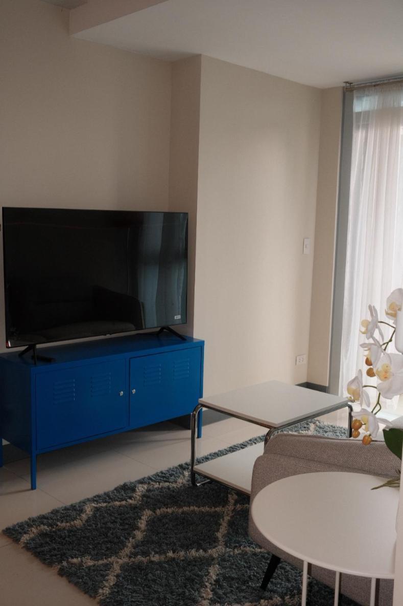 Uptown Suites-aesthetic Chic 2 Bedroom In Uptown Parksuites Bgc Manila
