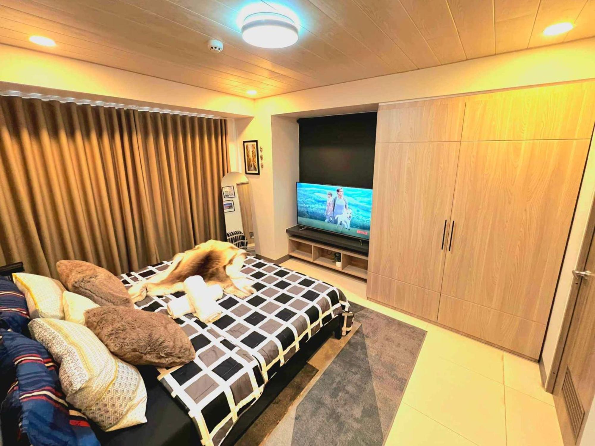 Apartment Keyless Entry Executive 2br With King Bed, Jacuzzi Pool, Live Tv & Hbo Max, Fast Wifi, Free Parking Near Moa Manila