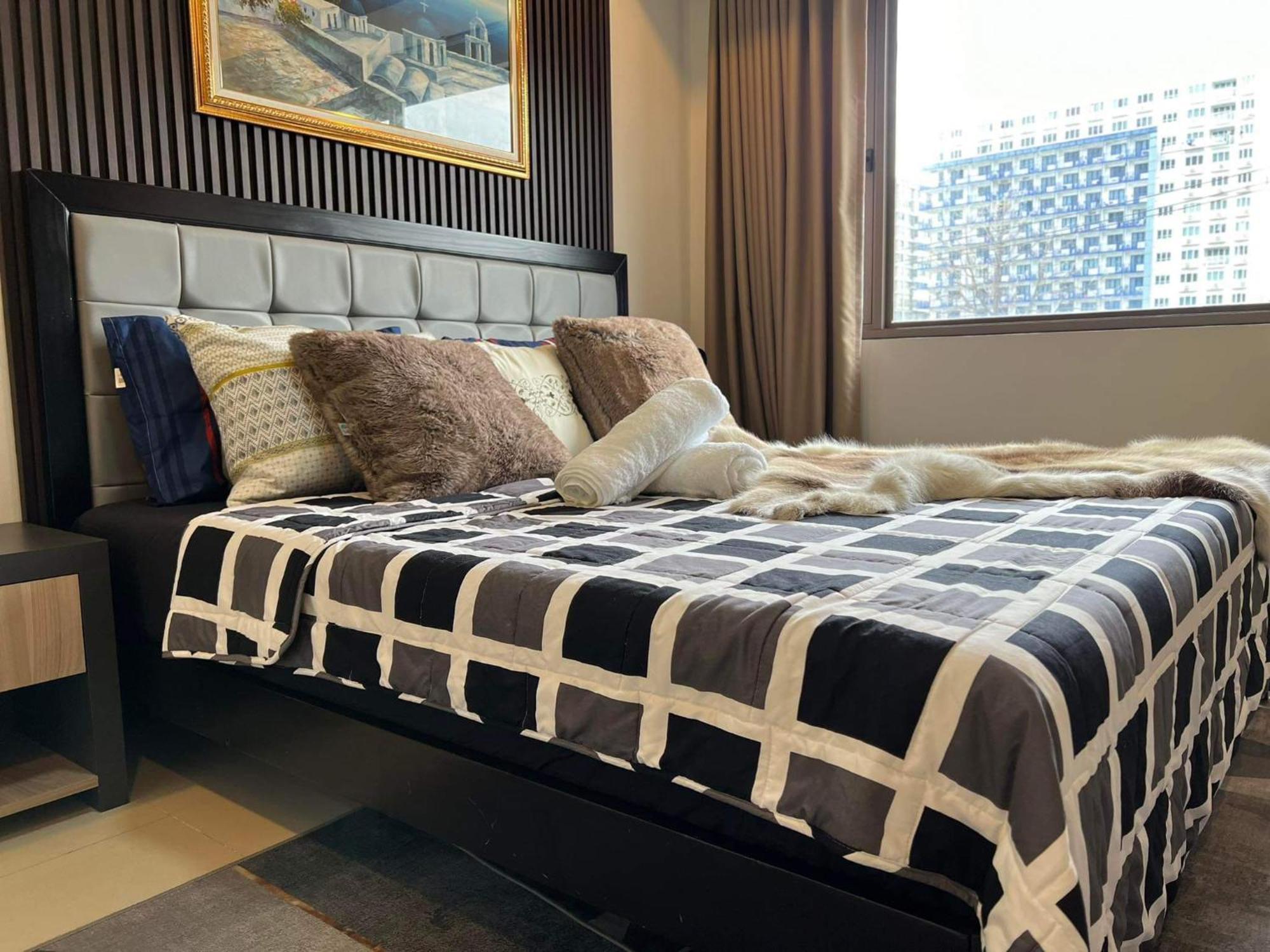 Keyless Entry Executive 2br With King Bed, Jacuzzi Pool, Live Tv & Hbo Max, Fast Wifi, Free Parking Near Moa Manila