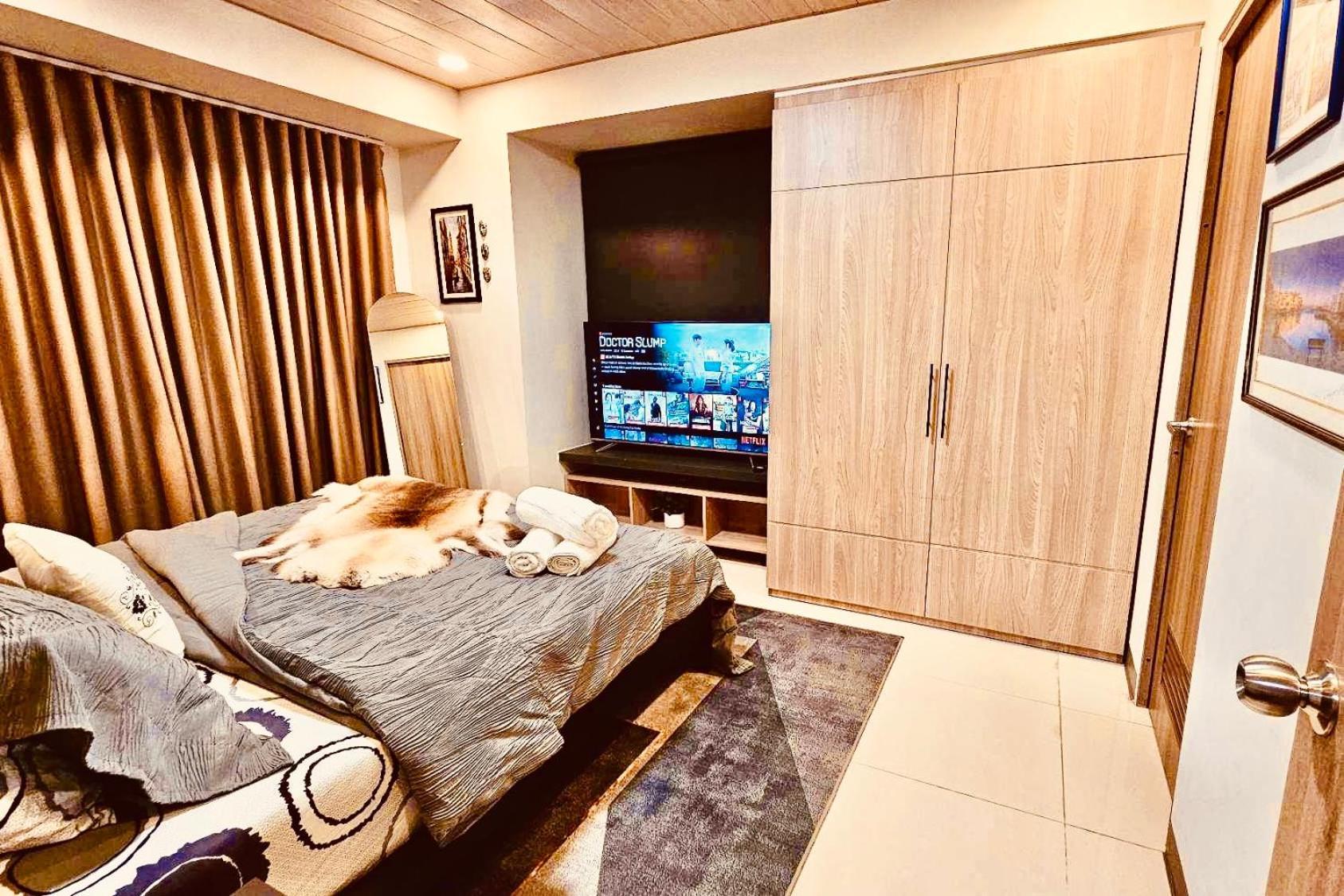 Keyless Entry Executive 2br With King Bed, Jacuzzi Pool, Live Tv & Hbo Max, Fast Wifi, Free Parking Near Moa Manila