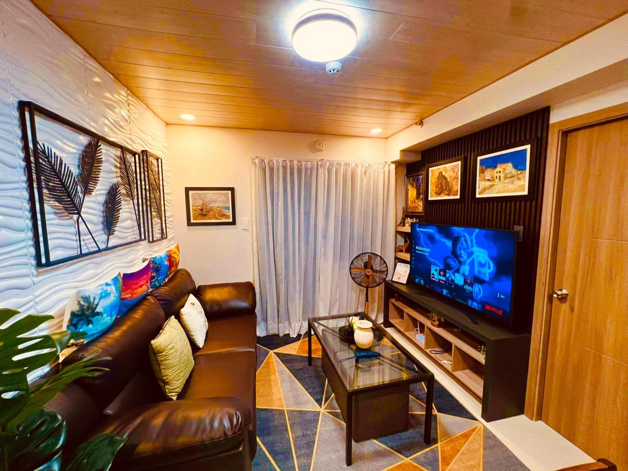 Keyless Entry Executive 2br With King Bed, Jacuzzi Pool, Live Tv & Hbo Max, Fast Wifi, Free Parking Near Moa Manila