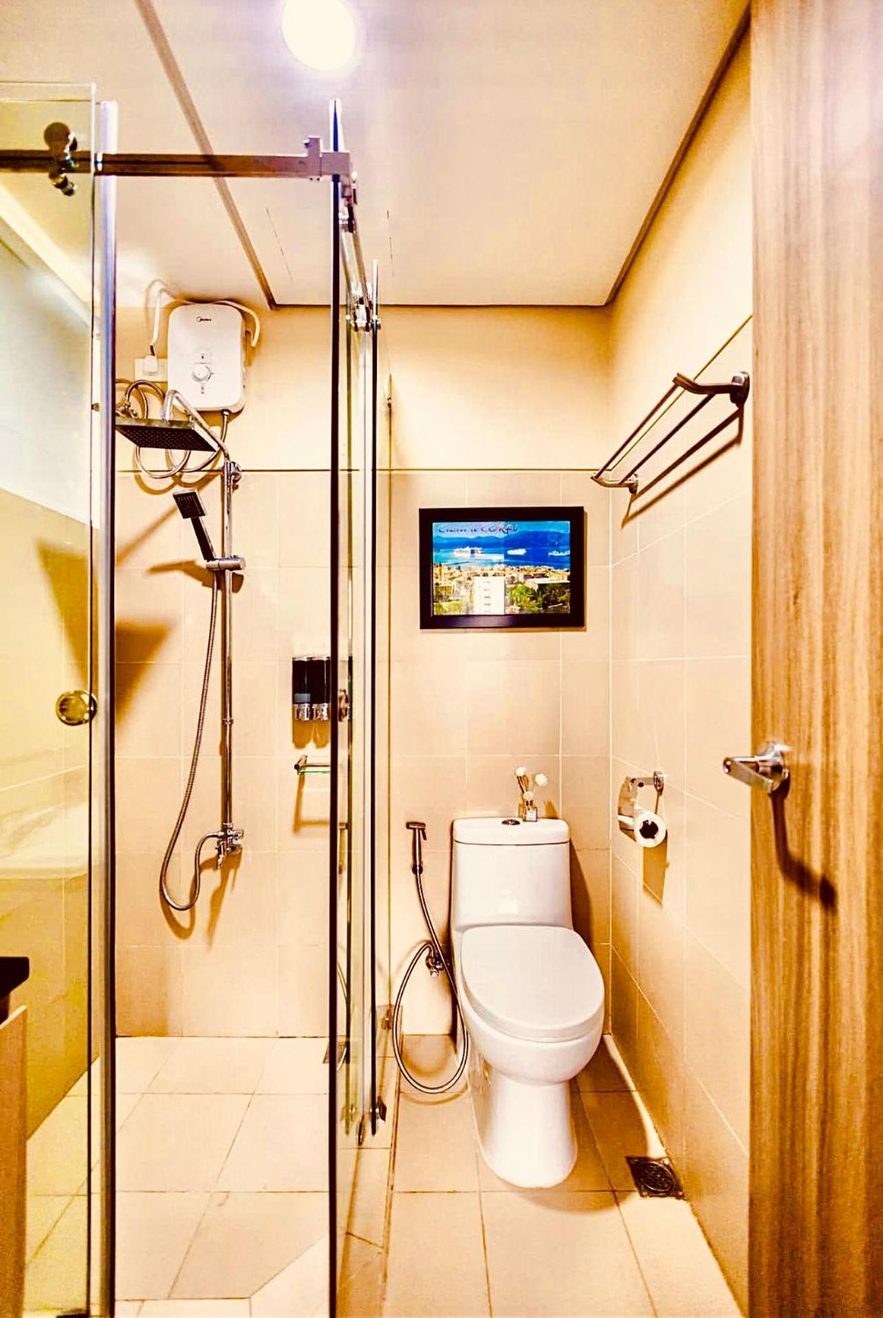 Keyless Entry Executive 2br With King Bed, Jacuzzi Pool, Live Tv & Hbo Max, Fast Wifi, Free Parking Near Moa Apartment Manila