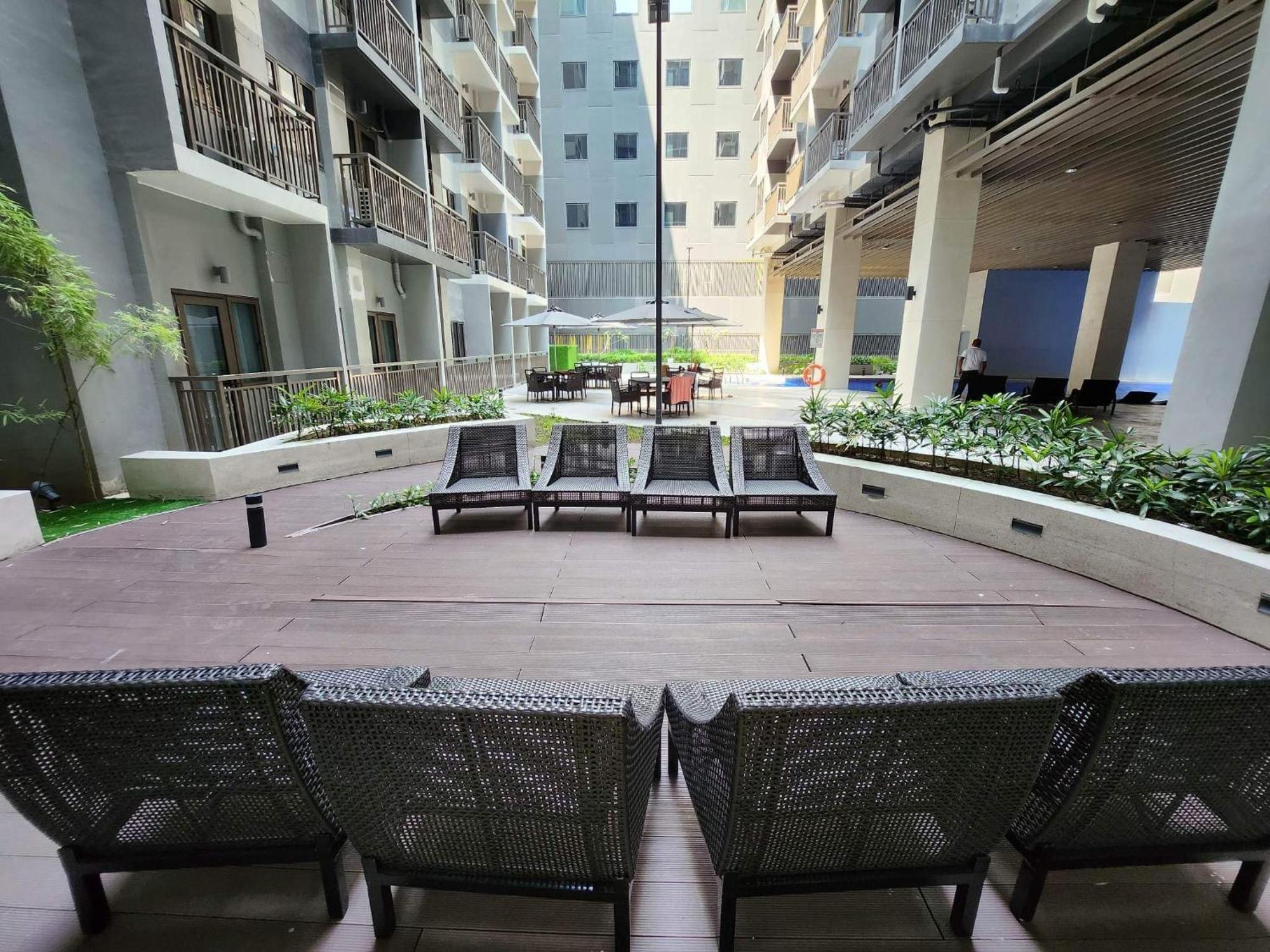 Apartment Keyless Entry Executive 2br With King Bed, Jacuzzi Pool, Live Tv & Hbo Max, Fast Wifi, Free Parking Near Moa Manila