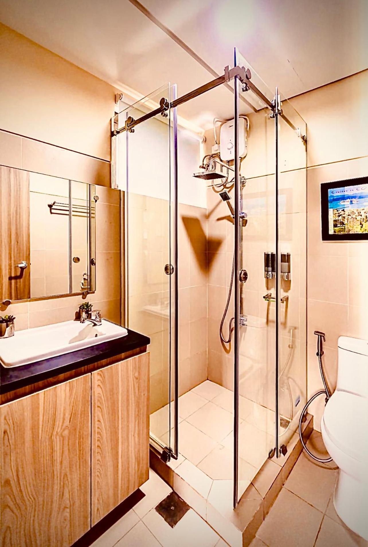 Keyless Entry Executive 2br With King Bed, Jacuzzi Pool, Live Tv & Hbo Max, Fast Wifi, Free Parking Near Moa * Manila