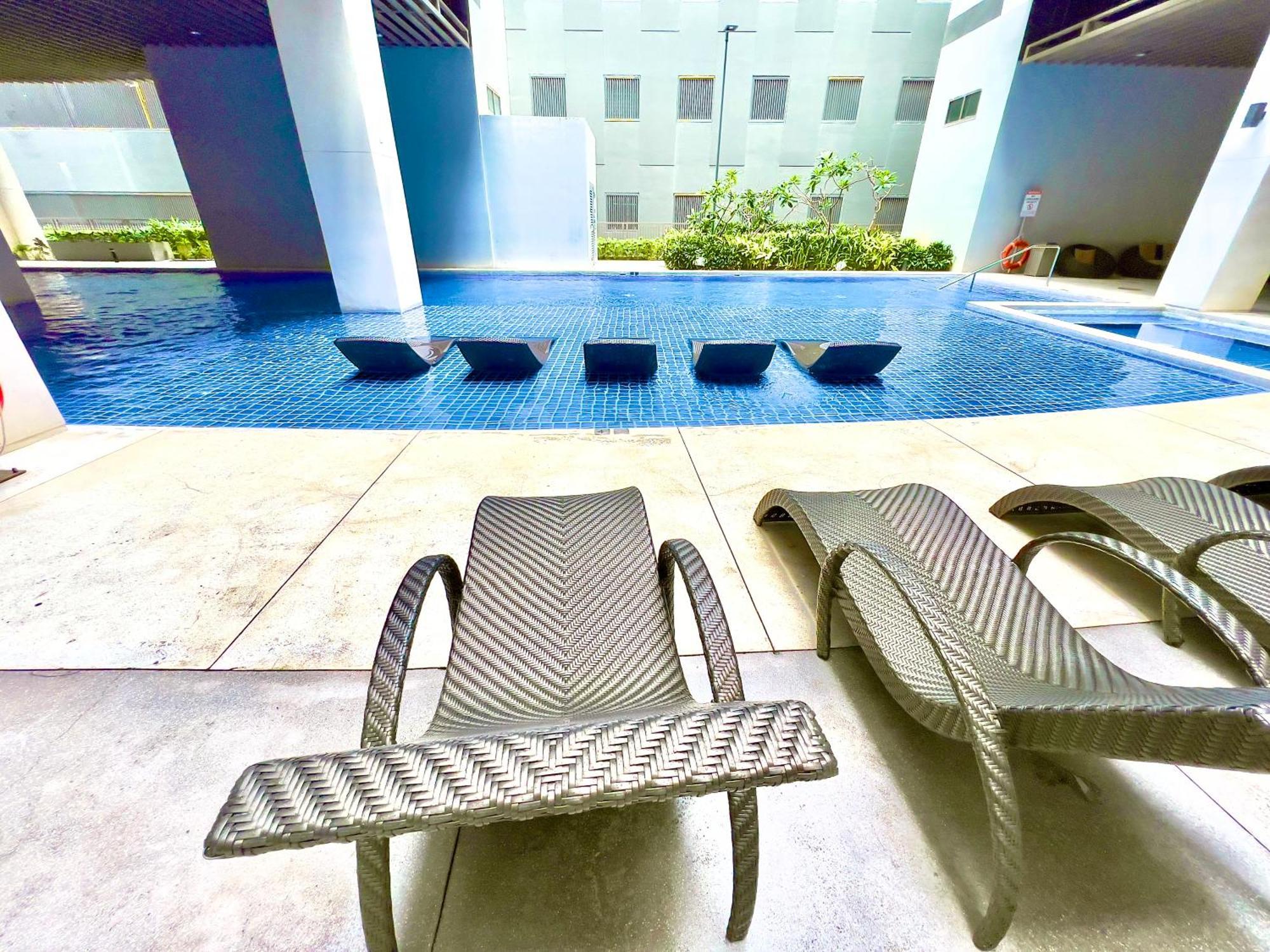 Keyless Entry Executive 2br With King Bed, Jacuzzi Pool, Live Tv & Hbo Max, Fast Wifi, Free Parking Near Moa