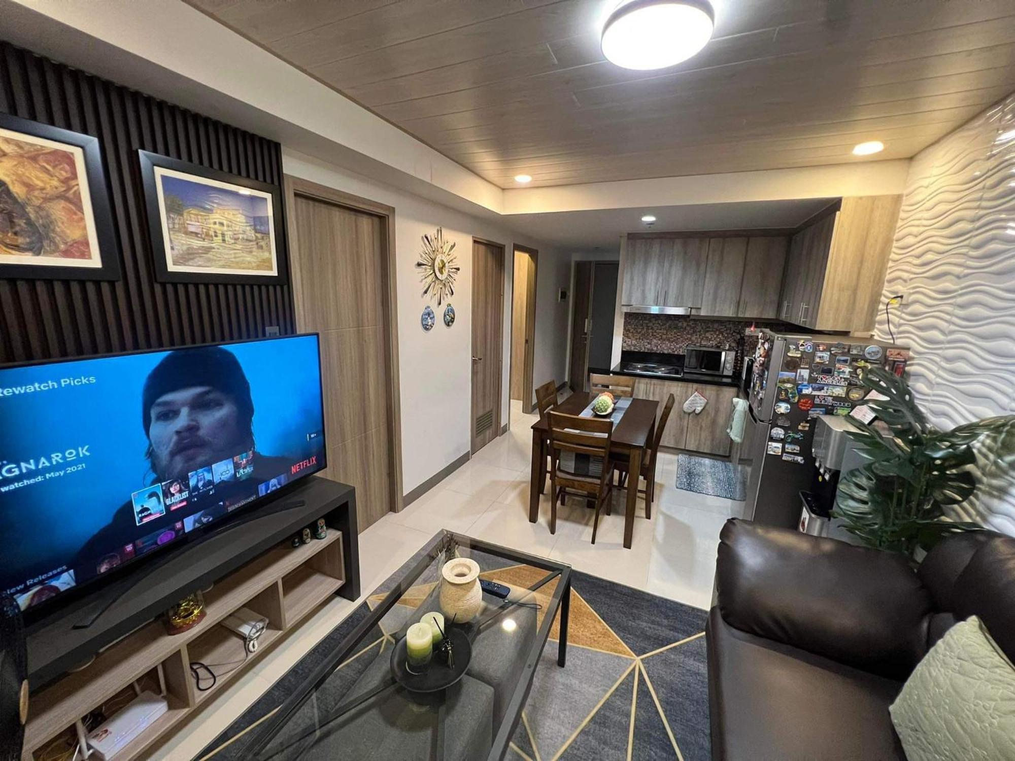 Keyless Entry Executive 2br With King Bed, Jacuzzi Pool, Live Tv & Hbo Max, Fast Wifi, Free Parking Near Moa Apartment Manila