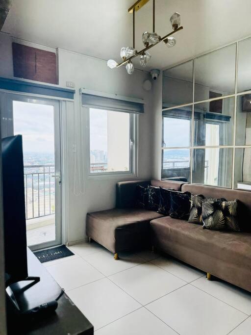 Elegant 2br With Balcony Wifi & Pool In Qc Apartment Manila