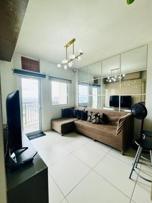 Apartment Elegant 2br With Balcony Wifi & Pool In Qc Manila