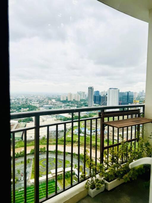 Elegant 2br With Balcony Wifi & Pool In Qc Manila