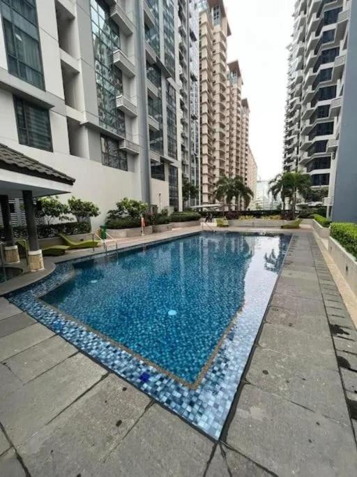 Luxurious Viceroy Walk To Venice Grand Canal Apartment Manila