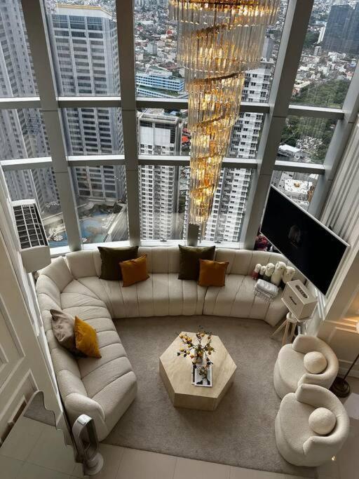 Alpaca-lemon Penthouse Apartment Manila