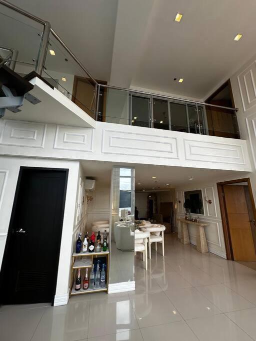 Alpaca-lemon Penthouse Apartment