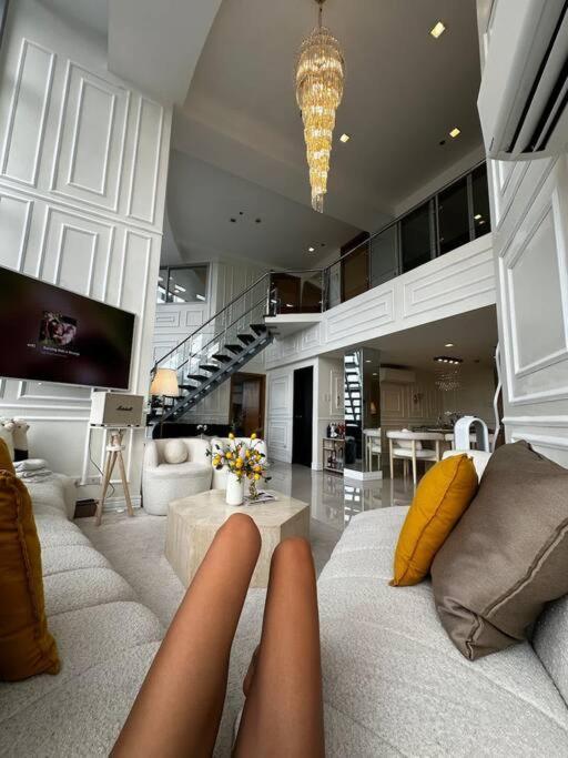 Alpaca-lemon Penthouse Apartment