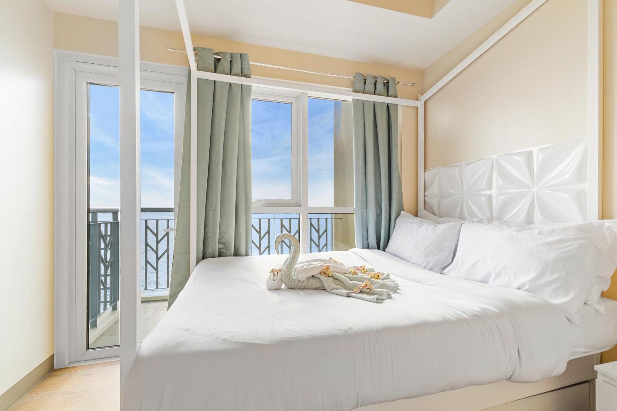 Prime Location, Luxury 4br Minutes To Okada-hyatt-naia-moa-sleeps 16-massage Chair Apartamento Manila