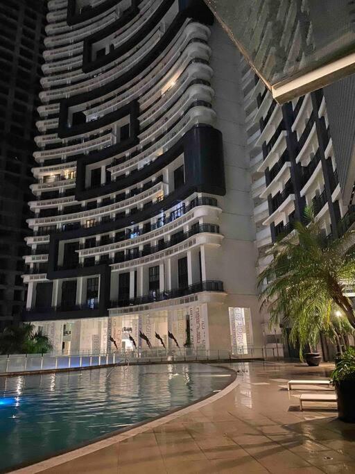 Apartment Amazing 1 Bedroom With Pool, Gym And Stunning View At Heart Of Makati