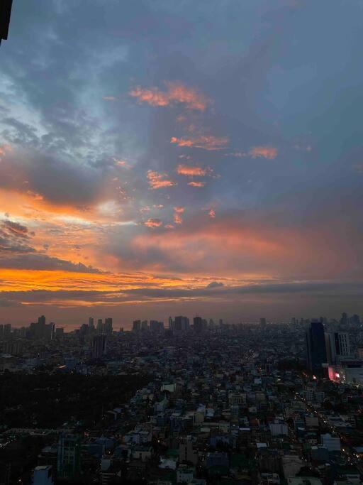 Amazing 1 Bedroom With Pool, Gym And Stunning View At Heart Of Makati Manila
