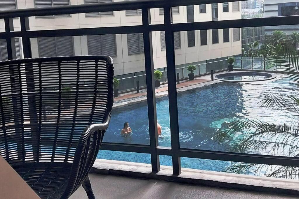 Apartment Amazing 1 Bedroom With Pool, Gym And Stunning View At Heart Of Makati