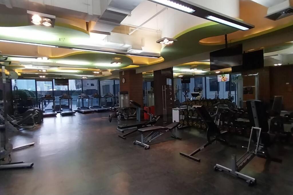 Amazing 1 Bedroom With Pool, Gym And Stunning View At Heart Of Makati *