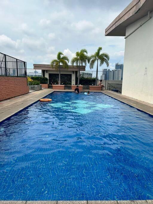 Urban Escape At Morgan Mckinley Hill, Bgc Apartment Manila