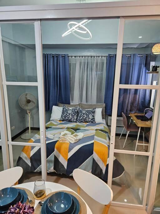Apartment Urban Escape At Morgan Mckinley Hill, Bgc *