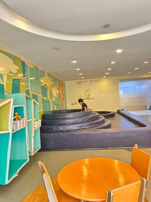 Urban Escape At Morgan Mckinley Hill, Bgc Apartment Manila