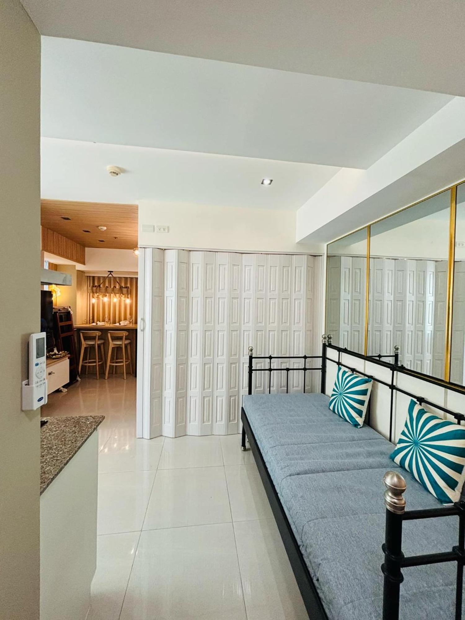 Urban At Azure Apartment *