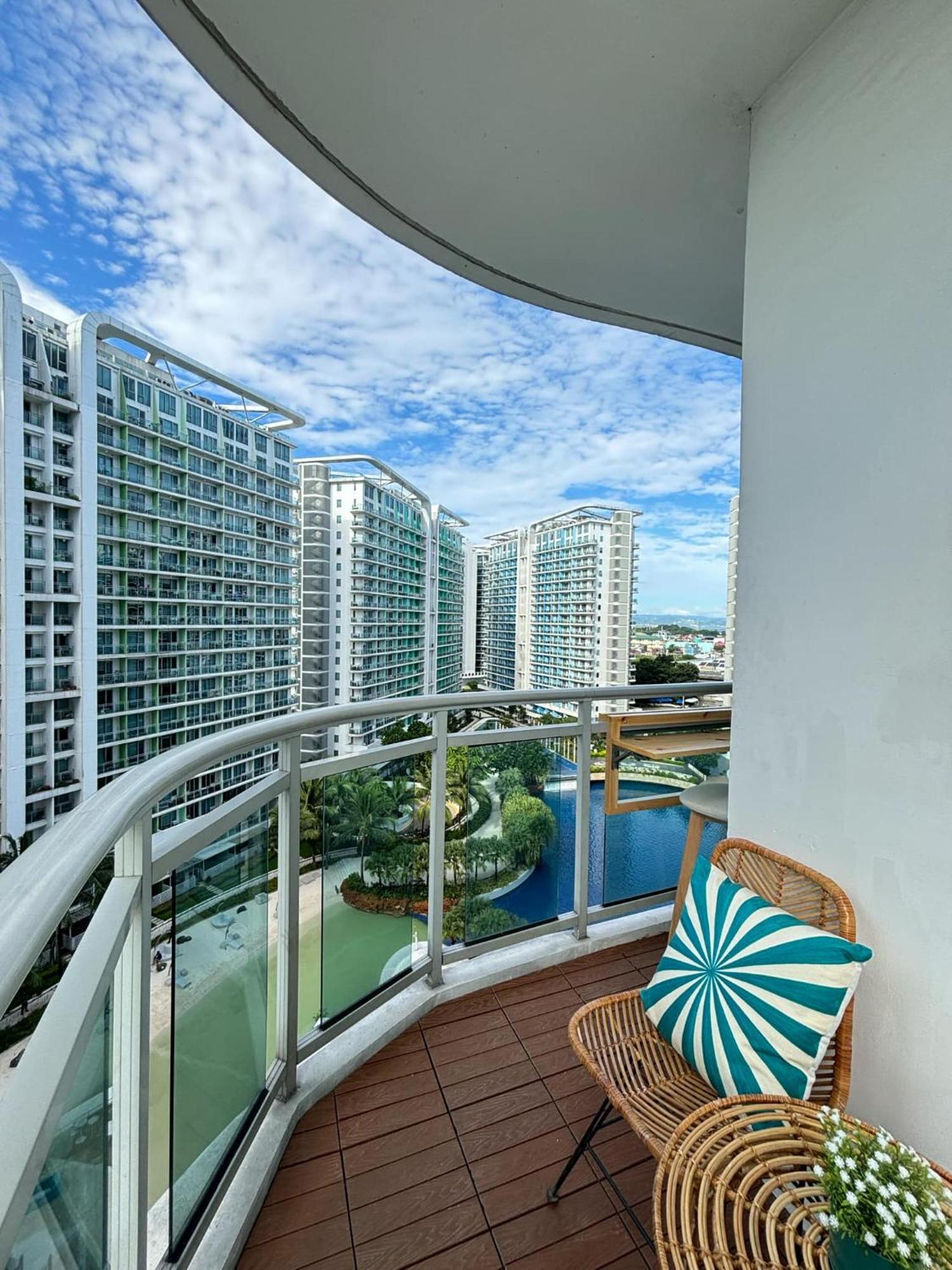 Urban At Azure Apartment