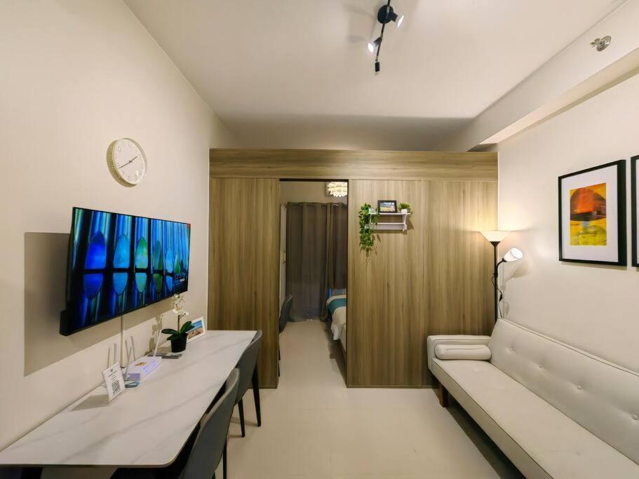 1br Unit Condotel W Balcony Fame Residences #fm52 * Manila