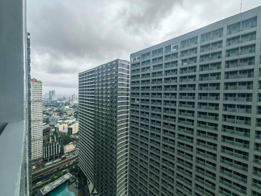 Apartment 1br Unit Condotel W Balcony Fame Residences #fm52 Manila
