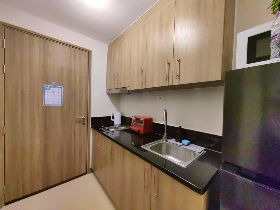Apartment 1br Unit Condotel W Balcony Fame Residences #fm51 Manila