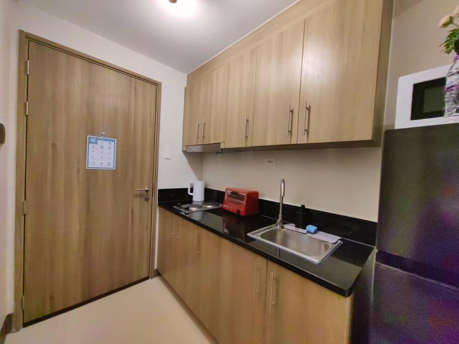 Apartment 1br Unit Condotel W Balcony Fame Residences #fm51 Manila