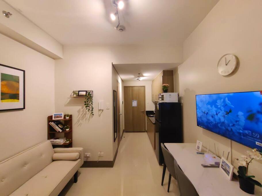 Apartment 1br Unit Condotel W Balcony Fame Residences #fm51 Manila