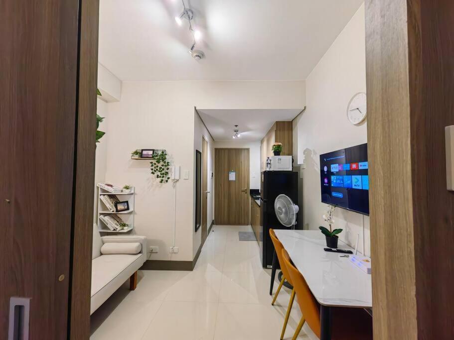 1br Unit Condotel W Balcony Fame Residences #fm47 * Manila