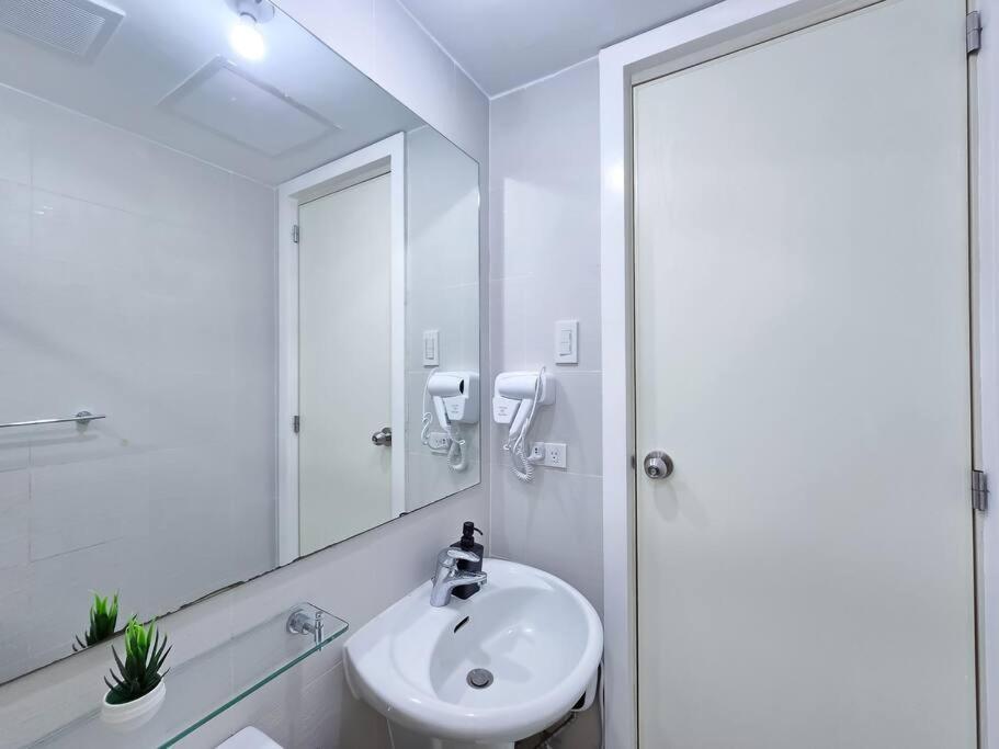 1br Condotel Azure Urban Near Airport #az06 *