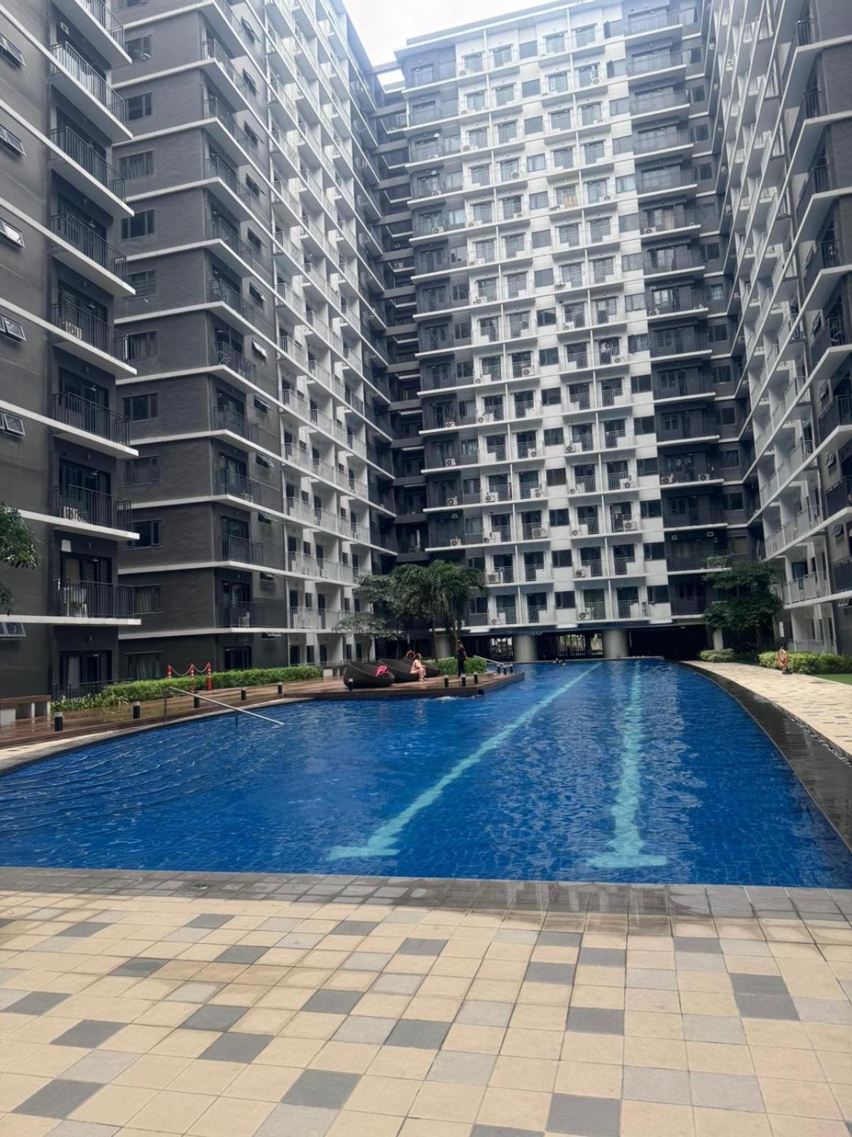 Layan-dy Shore Staycation Apartment Manila