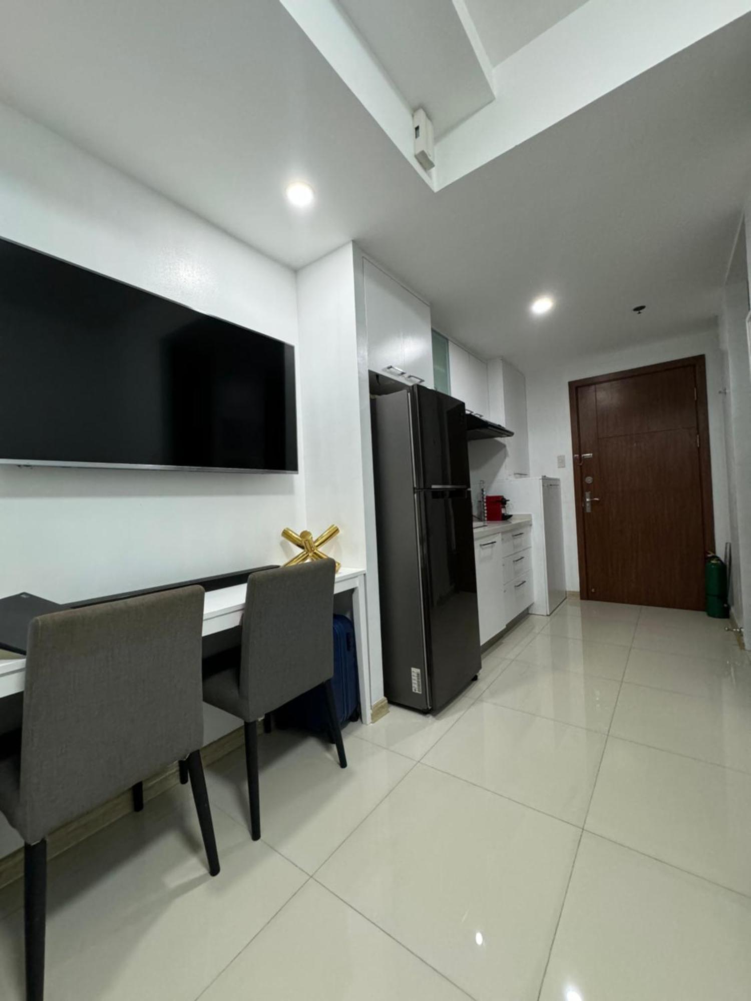 Apartment Cozy Unit With Free Access To Fitness Centre, Swimming Pool And Stunning View Located Near The Cbd Of Ortigas, Makati, Bgc *