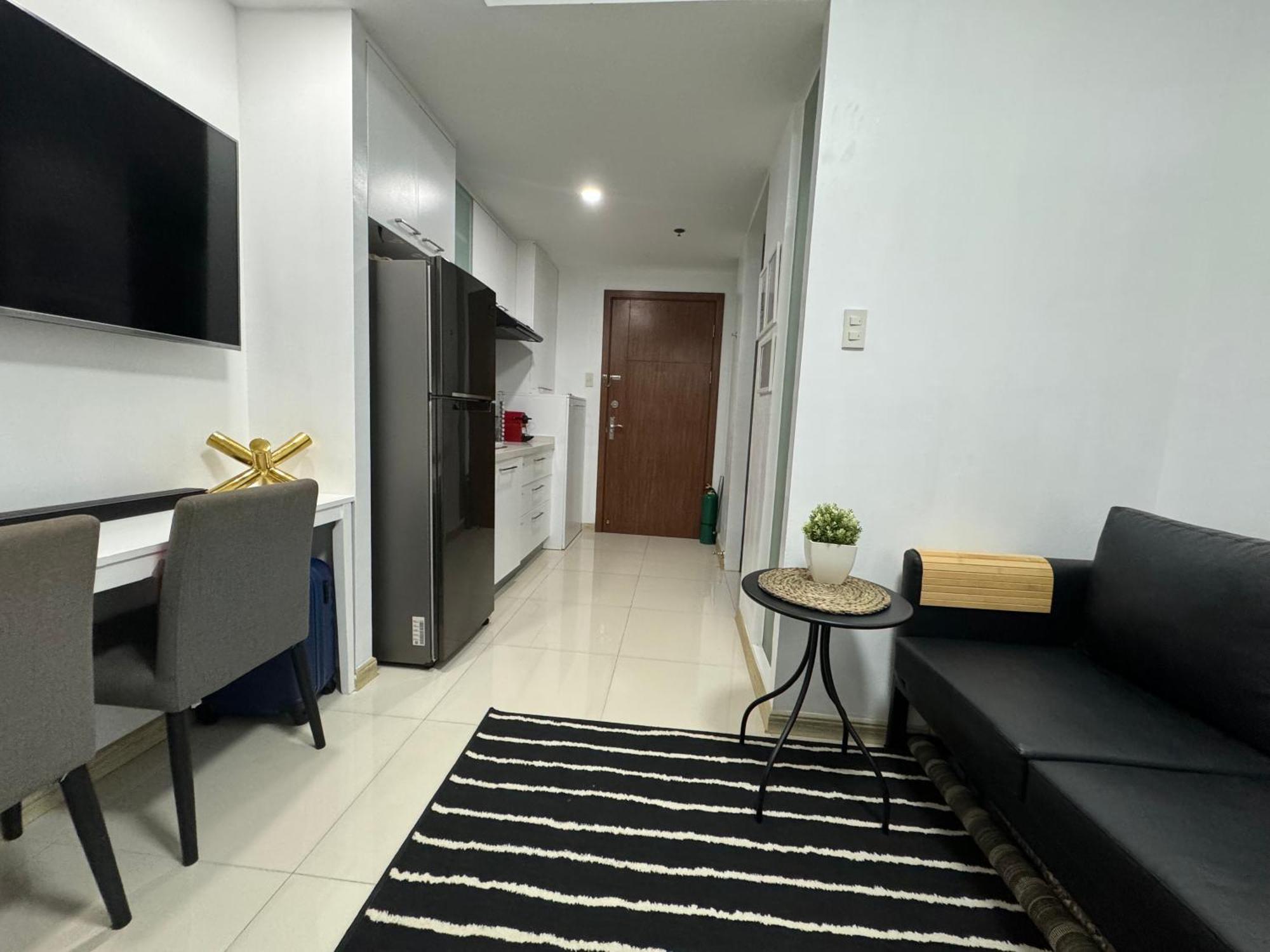 Cozy Unit With Free Access To Fitness Centre, Swimming Pool And Stunning View Located Near The Cbd Of Ortigas, Makati, Bgc Apartment