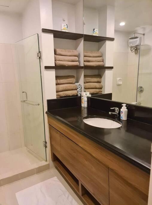 3br Elegant & Loc- Netflix, Wifi, Minibar! Apartment Manila