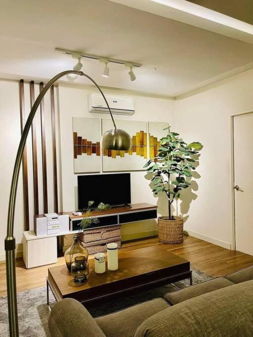 3br Elegant & Loc- Netflix, Wifi, Minibar! Apartment Manila