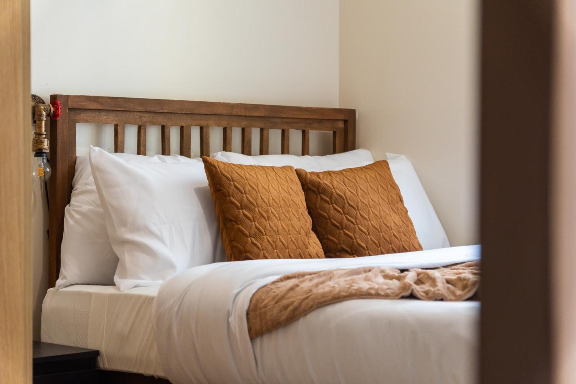 Prime Location, Luxury 4br Minutes To Okada-hyatt-naia-moa-sleeps 16-massage Chair *