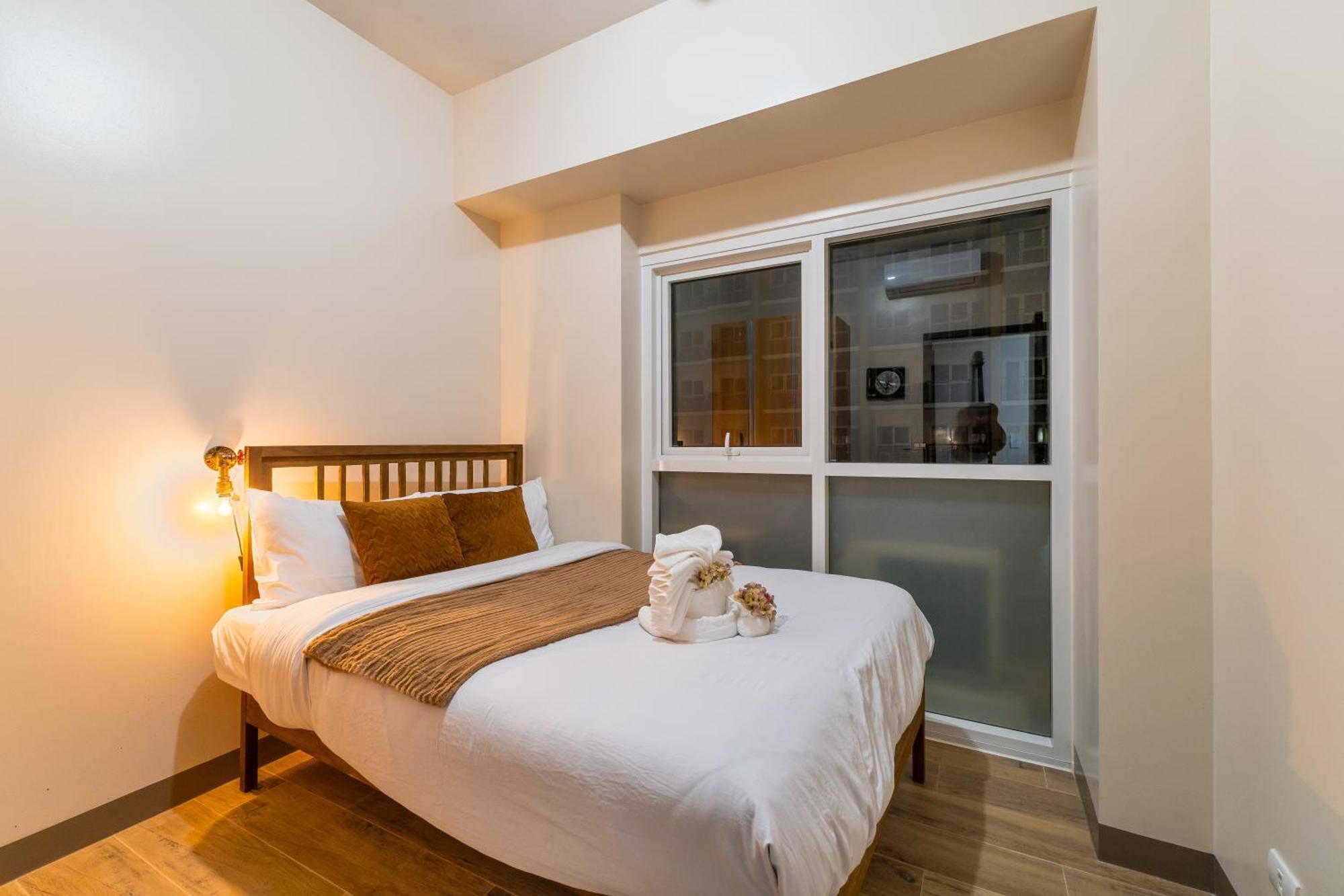 Prime Location, Luxury 4br Minutes To Okada-hyatt-naia-moa-sleeps 16-massage Chair Apartamento Manila
